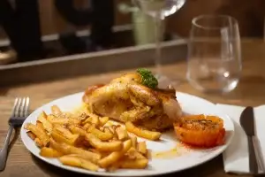 Où manger un Poulet Frites à Midi?